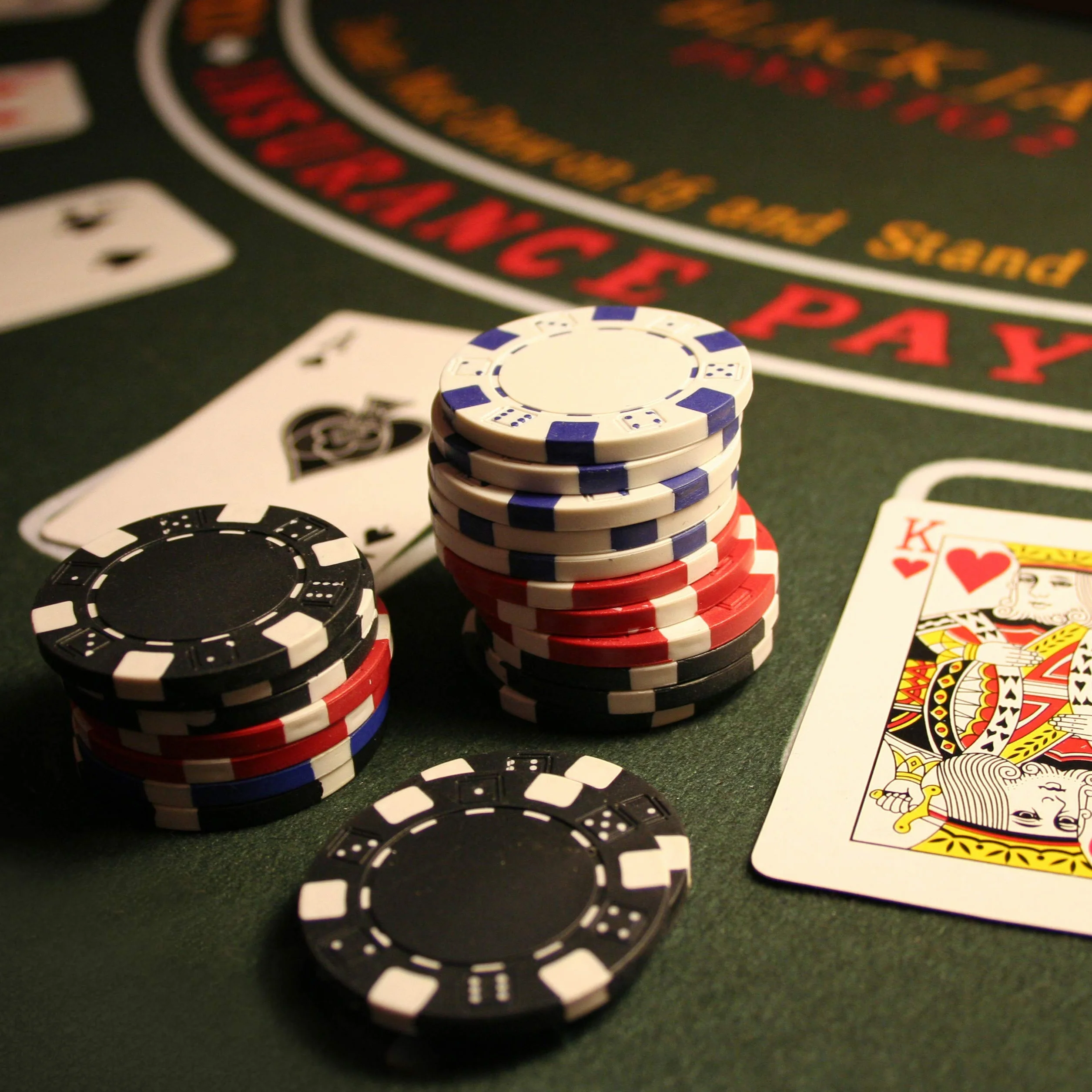 Relaxdays Coffret de poker, 300 jetons laser, 2 paquets de cartes, 5 dés, bouton de dealer, coffre en aluminium, argenté