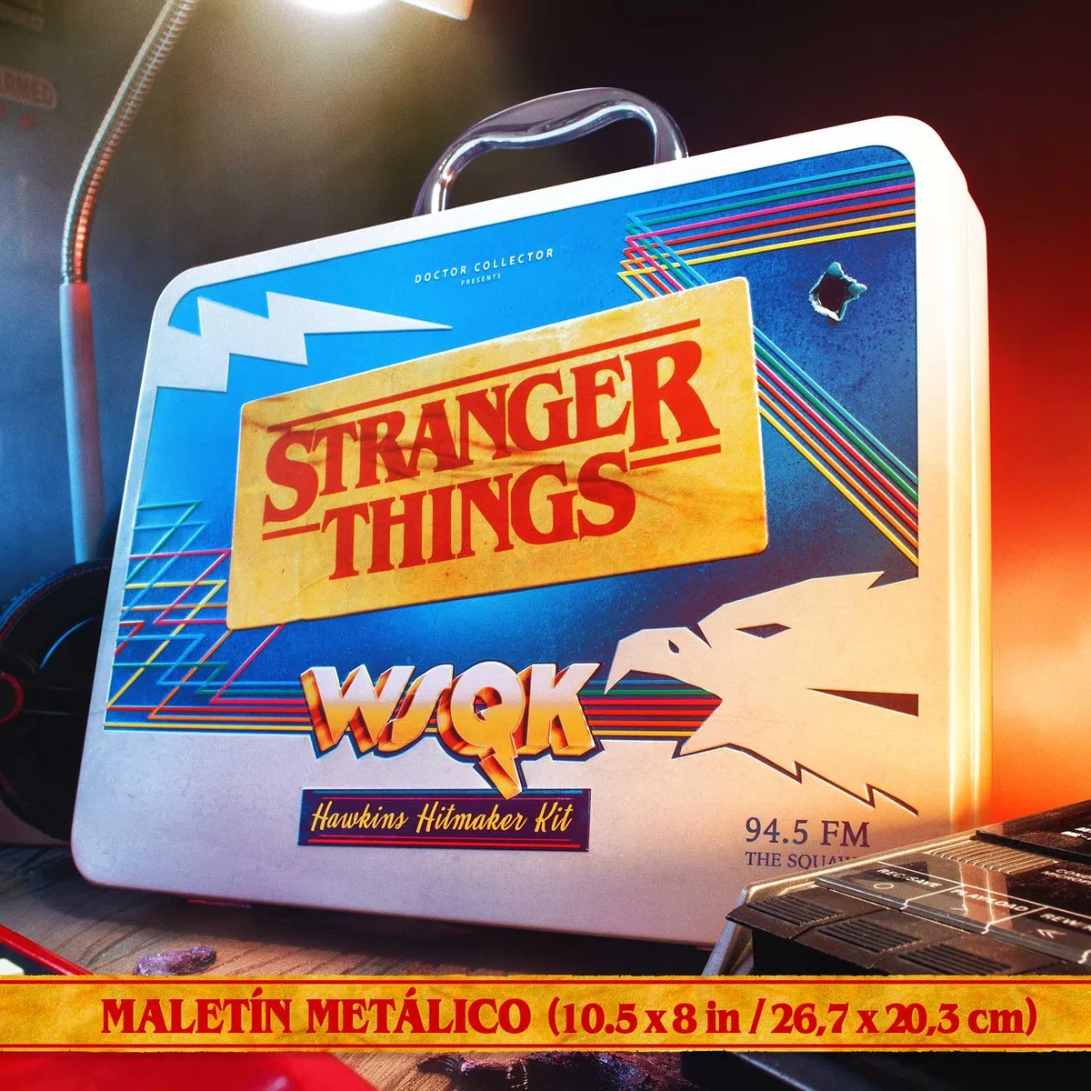 Doctor Collector Stranger Things WSQK Hawkins Hitmaker Memories Collector's Box Coffret Collector en édition limitée, Coffret métallique avec Vinyle Exclusif et répliques Officielles